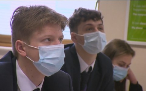 Затягане на мерките в Европа, британските ученици с маски в клас